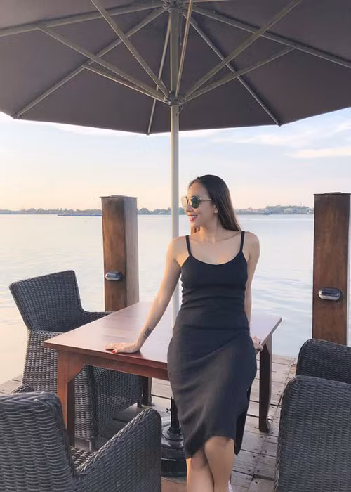 Khánh Ngọc tâm sự: “Bà mẹ đơn thân sống hơn nữa đời người rồi giờ mới biết yêu đời, yêu người và yêu bản thân. Cám ơn những gì đã qua”.