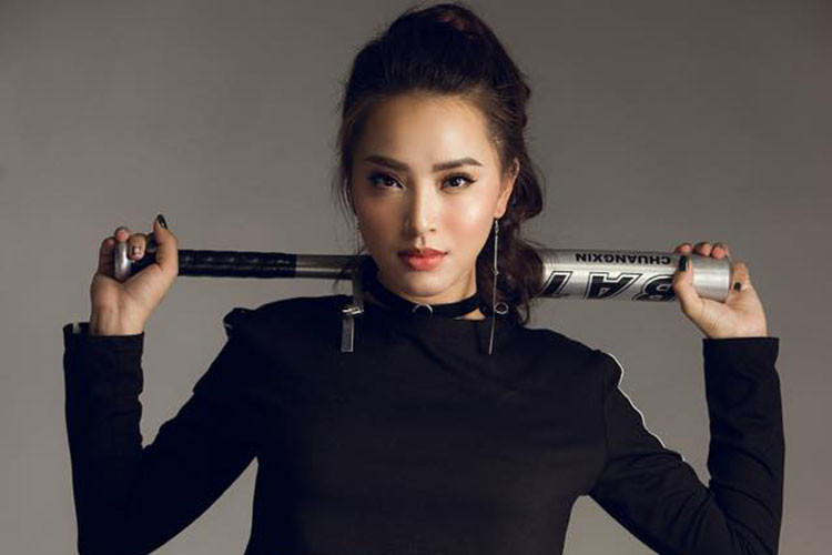 Năm 2015, Hải Băng tiết lộ có những đại gia nhắn tin trả cho cô hàng chục nghìn USD nếu cô đi nước ngoài cùng nhưng nữ ca sĩ thường không trả lời những tin nhắn này.