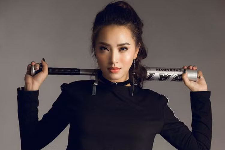 Năm 2015, Hải Băng tiết lộ có những đại gia nhắn tin trả cho cô hàng chục nghìn USD nếu cô đi nước ngoài cùng nhưng nữ ca sĩ thường không trả lời những tin nhắn này.