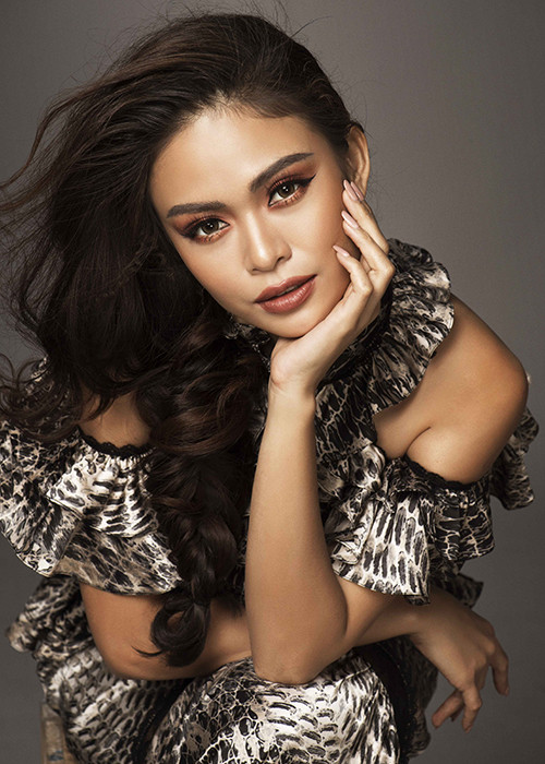 Bằng kinh nghiệm nhiều năm trong nghề người mẫu, Mâu Thủy vừa thể hiện nét đẹp của bộ trang phục vừa bộc lộ tính cách của mình.