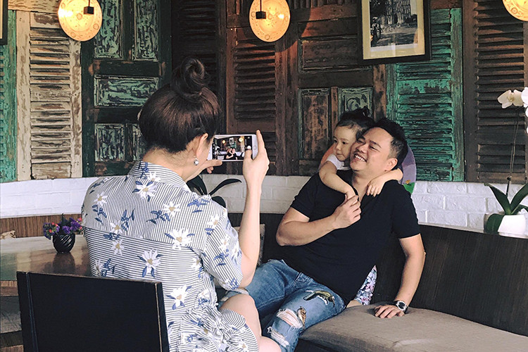 Làm vợ, làm mẹ, Trang Nhung cho hay cô coi gia đình là số một vì vậy cô gần như lui về chăm lo tổ ấm.