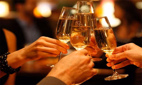  Sau khi uống rượu không được uống nhiều cà phê vì sẽ càng làm cơ thể thiếu nước trầm trọng. Sau uống rượu không được uống trà đặc sẽ khiến tim bị kích thích mạnh và gây bất lợi cho thận. Nguồn ảnh: Infonet.vn.