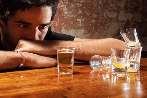 Ngoài thuốc giảm sốt bạn cũng không được uống thuốc kháng sinh nhóm cephalosporin, thuốc chữa đái đường, thuốc hạ áp nếu đã uống rượu. Nguồn ảnh: Cachgiairuou.vn.