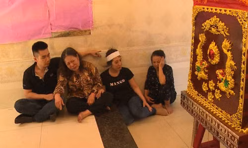 Me thieu ta canh sat giao thong khoc ngat ben di hai con