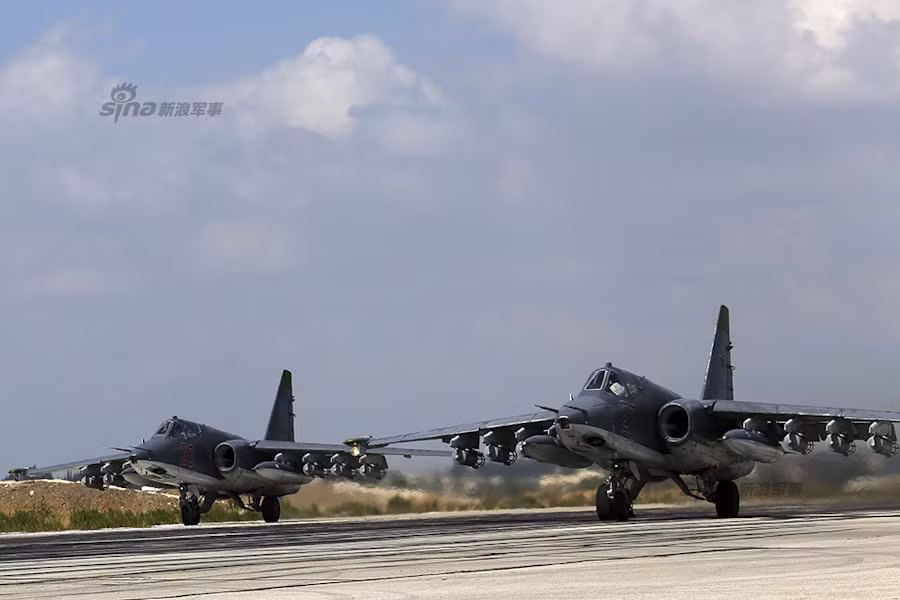 Biên đội cường kích Su-25SM mang bom thông thường OFAB cất cánh.