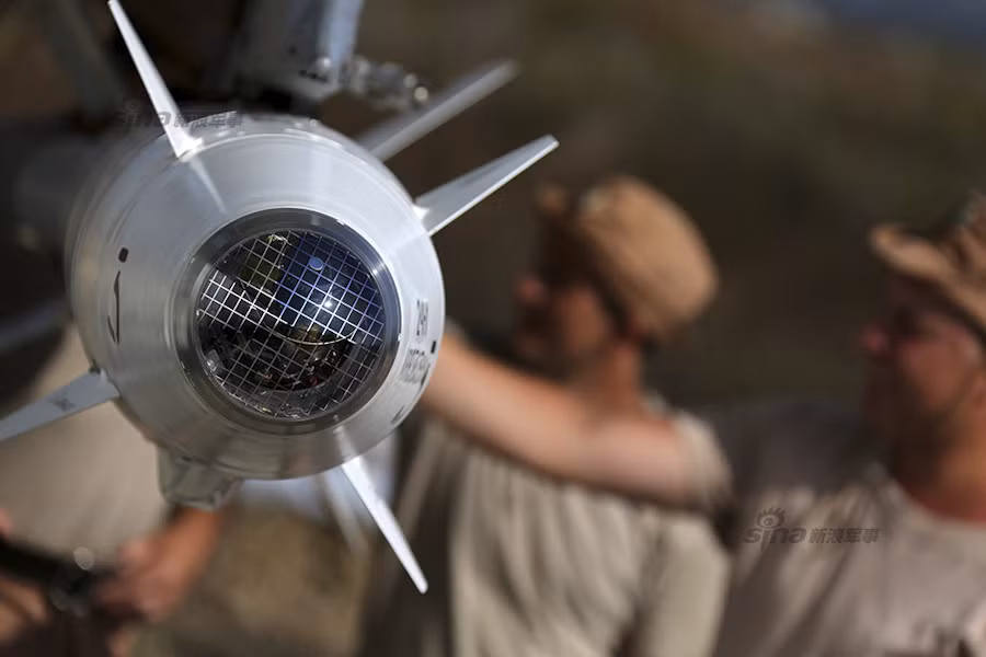 Các kĩ thuật viên Không quân Nga luôn phải căng mình vừa kiểm tra kĩ thuật máy bay, vừa khẩn trương lắp bom, tên lửa phục vụ cho các hoạt động không kích.