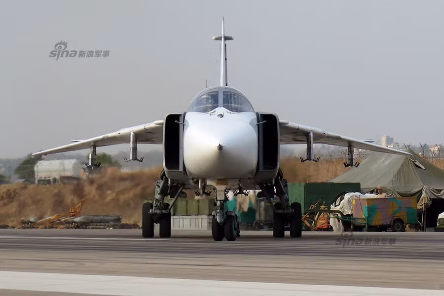 Máy bay Su-24M2 trở về căn cứ sau phi vụ không kích IS.