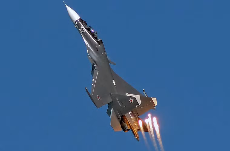 Tuy nhiên, sức mạnh của một chiếc UAV thì chắc chắn là không thể đọ được tiêm kích Su-30SM. Mẫu chiến đấu cơ Sukhoi này được trang bị radar Bars-R có tầm trinh sát đến 400km, mang tên lửa không đối không R-73 và R-27 có tầm phóng 30-117km.