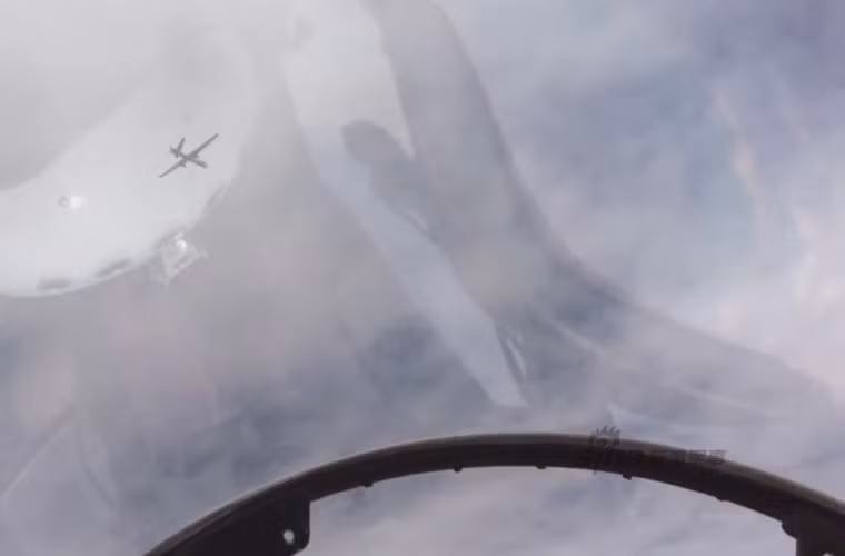 Ảnh: Phi công chiếc tiêm kích Su-30 quay lại được hình ảnh UAV MQ-9 Reaper của Mỹ.