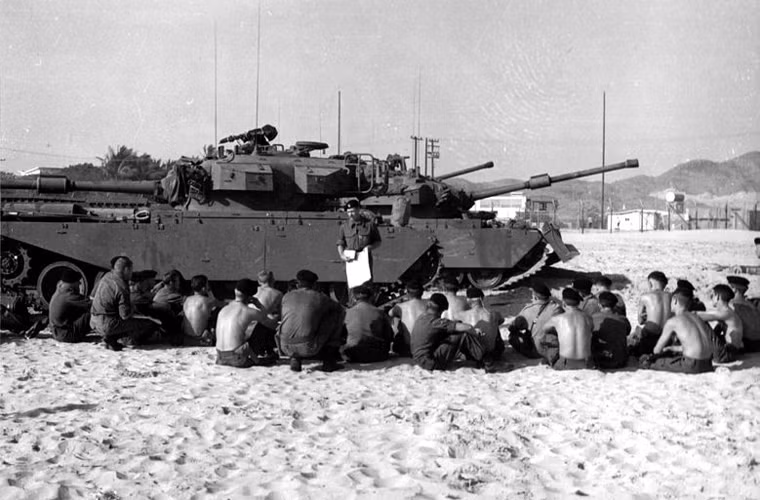 Xe tăng Centurion chính thức được triển khai tới miền Nam Việt Nam vào ngày 24/2/1968 trong đội hình Liên đội C, Trung đoàn thiết giáp số 1 (Quân đoàn Thiết giáp Hoàng gia Australia), đặt Bộ chỉ huy tại điểm cao Núi Đất. Ảnh: lính bộ binh Australia bên cạnh xe tăng Centurion trên bờ biển ở Vũng Tàu.