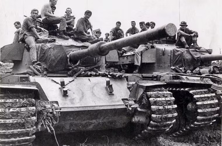 Giáp trước xe tăng Centurion dày 76mm, hông dày 51mm trong khi giáp trước tháp pháo dày 127mm, hông tháp dày 76mm. Nhìn chung với lớp giáp này thì Centurion không phải là đối thủ của súng chống tăng B-40/41 của bộ đội quân giải phóng miền Nam Việt Nam.