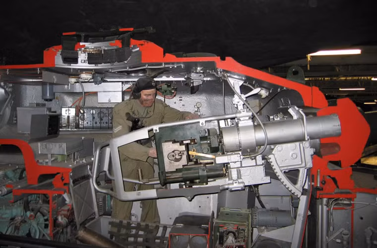 Mặt cắt xe tăng Centurion cho thấy không gian bên trong với cơ cấu nạp đạn pháo.