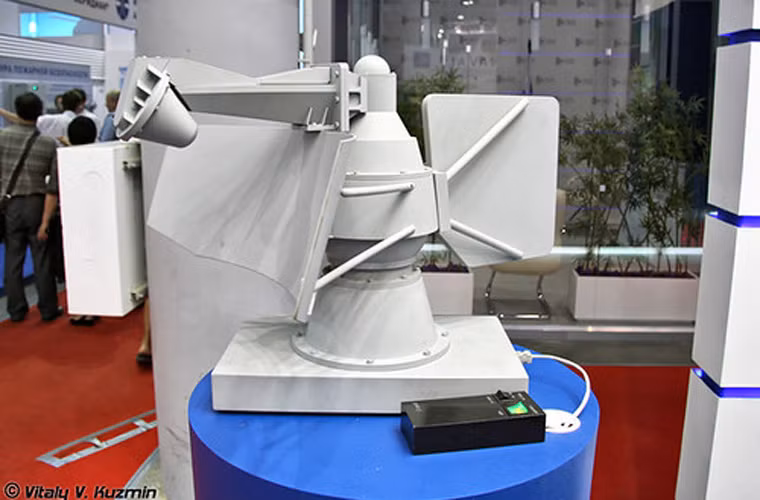 Trong giám sát mặt biển thì radar 3Ts-25E Garpun-B đóng vai trò chủ lực, thực hiện các nhiệm vụ: trinh sát vô tuyến điện tử chủ động, thụ động tầm xa ngoài đường chân trời để phát hiện mục tiêu mặt nước và mục tiêu bay thấp của đối phương; tự động phát hiện, nhận diện đồng bộ với máy hỏi, bám sát, cung cấp các tham số toạ độ và hướng di chuyển của mục tiêu cho hệ thống điều khiển hoả lực trên tàu và cho các tàu cùng biên đội, các phương tiện hiệp đồng chiến đấu trên bộ, trên không, trên mặt nước khác; tiếp nhận tình báo mục tiêu từ các nguồn trinh sát bên ngoài để tổ hợp thành tình báo phù hợp với giao diện dữ liệu của hệ thống điều khiển hoả lực trên tàu; cung cấp tham số hoa tiêu dẫn đường cho hệ thống điều động tàu…