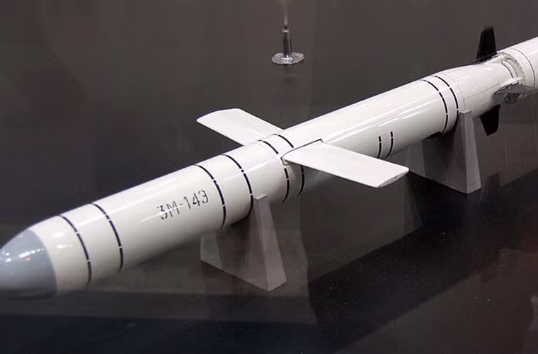 Tuy nhiên, phiên bản xuất khẩu của Kalibr sẽ bị cắt giảm tầm bắn, mà cụ thể nó được định danh là Klub-N tích hợp trên tàu mặt nước với 4 loại đạn tên lửa: chống hạm 3M-54TE (tầm bắn 220km, tốc độ siêu âm); chống hạm 3M-54TE1 (tầm bắn 300km, tốc độ cận âm); đạn đối đất 3M-14TE (tầm bắn 300km)…