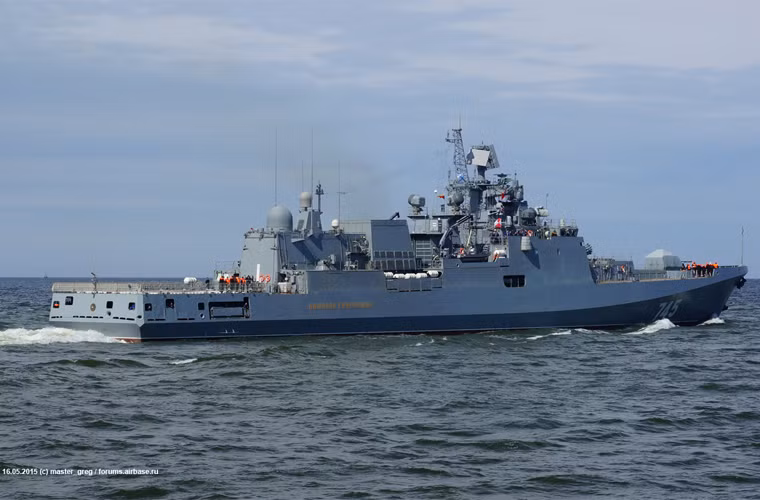 Tàu được trang bị hệ thống động lực kết hợp gồm hai động cơ tuốc bin khí DS-71 công suất 9.850 mã lực và hai động cơ tuốc bin khí tăng cường DT-59 công suất 22.185 mã lực cho tốc độ hành trình tối đa 32 hải lý/h, tầm hoạt động 8.300km với tốc độ kinh tế 18 hải lý/h, dự trữ hành trình 30 người.