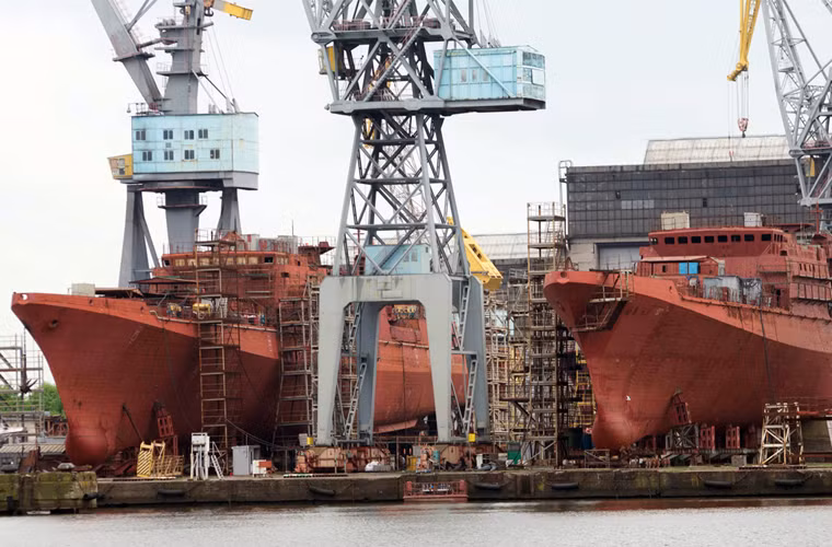 Cụ thể, Hải quân Nga đặt đóng mới ba tàu chiến Project 11356M, tất cả chúng đều trang bị động cơ đẩy tuabin khí do công ty Zorya-Mashproyekt của Ukraine chế tạo. Tuy nhiên sau khi nhận được động cơ cho ba chiếc đầu tiên, phía Ukraine đã ngưng chuyển giao động cơ cho ba tàu tiếp theo do có liên quan đến tình hình xung đột ở miền Đông.