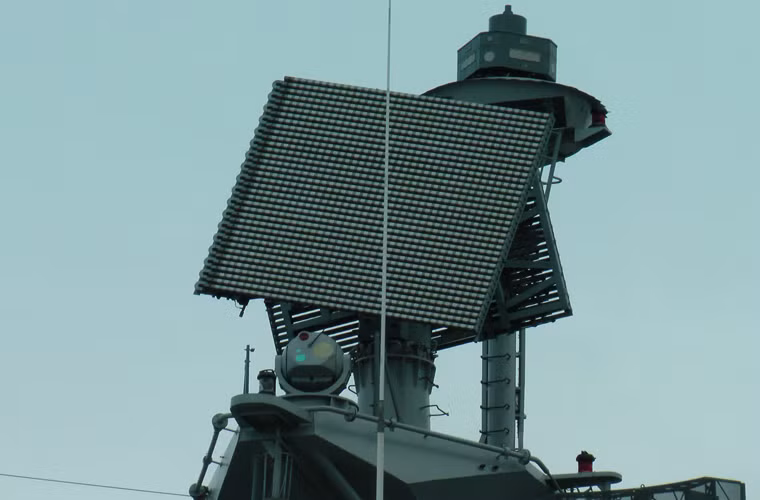 Hệ thống điện tử hàng hải trên tàu cũng hết sức hiện đại với các loại radar trinh sát, giám sát đường không, đường biển, radar điều khiển hỏa lực, hệ thống tác chiến điện tử. Ảnh: Radar trinh sát đường không Fregat M2EM trang bị cho tàu Project 11356, có thể phát hiện máy bay tiêm kích ở tầm xa đến 230km, với tên lửa là 50km.