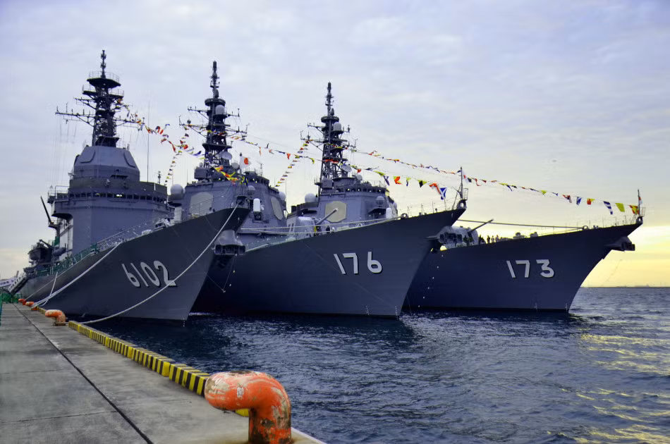  Căn cứ hải quân Yokosuka là một trong những căn cứ lớn nhất ở khu vực Đông Á, là nơi đặt hạm đội tàu chiến mạnh mẽ nhất lực lượng phòng vệ Nhật Bản (JSDF) và nhóm tàu chiến - máy bay Hạm đội 7 Thái Bình Dương, Hải quân Mỹ.