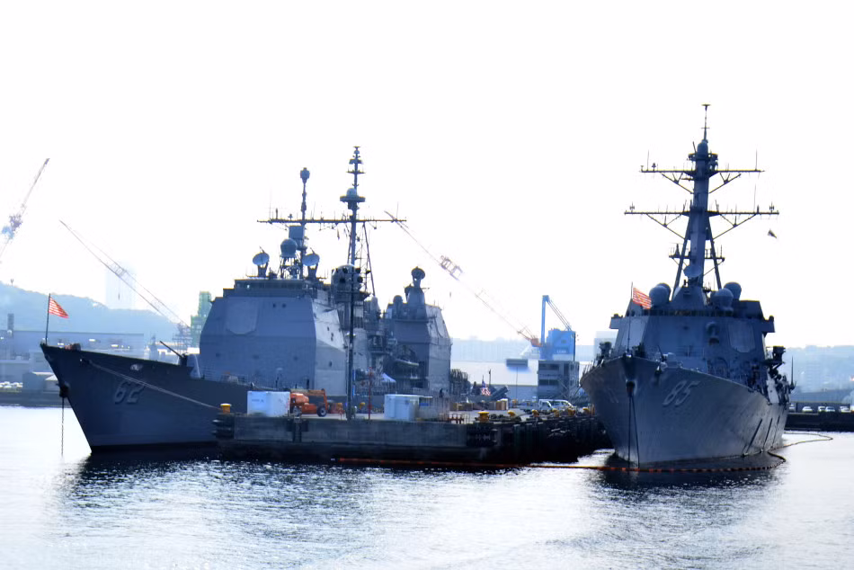 Tàu tuần dương tên lửa USS Chancellorsville (CG-62) và McCampbell (DDG-85) của Hải quân Mỹ tại cầu cảng.