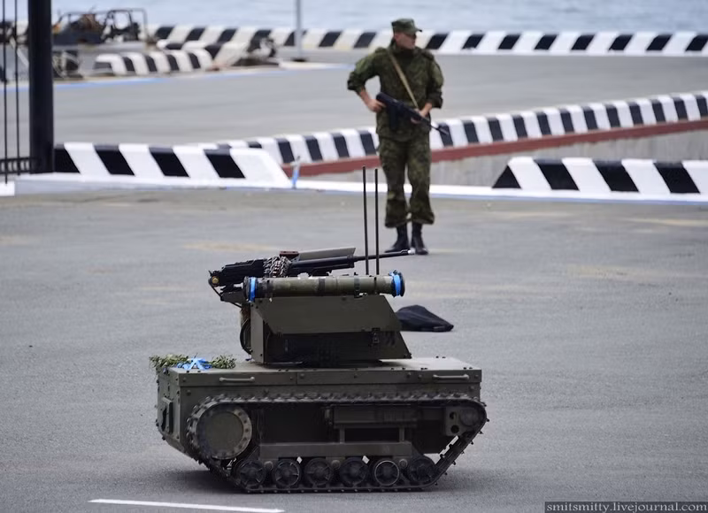 Hiện mọi thông tin kĩ chiến thuật của Platform-M đều được giấu kín, người ta chỉ có thể đưa ra những phỏng đoán trên cơ sở hình dạng robot.