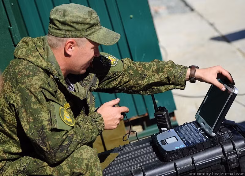 Đáng lưu ý, bộ điều khiển của Platform-M gây kinh ngạc với một chiếc máy tính xách tay đặc biệt…