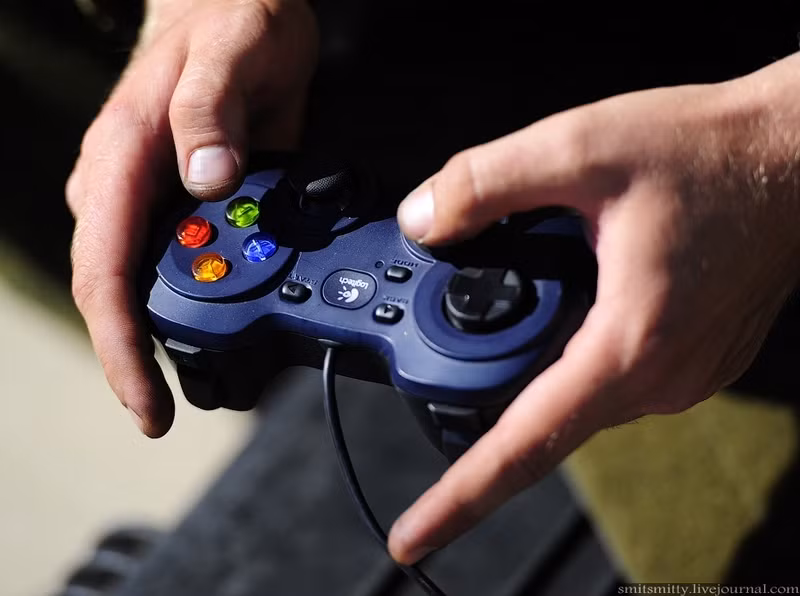 Tay cầm chơi game do hãng Logitech (Thụy Sĩ) sản xuất.