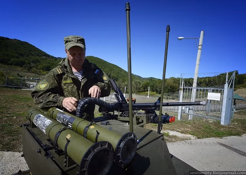 Các hình ảnh công bố mới đây cho thấy, robot Platform-M được trang bị đại liên 12,7mm cùng 2 súng phóng lựu chống tăng (có thể là loại dùng một lần).