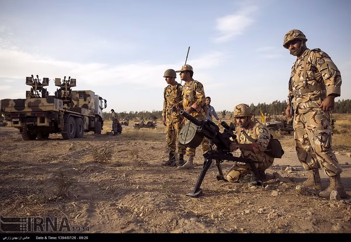 Phía bên trái là hệ thống pháo phòng không tự hành Mesbah-1 với 4 ụ pháo nòng kép 30mm (tổng cộng 8 nòng), còn bên phải là súng phóng lựu tự động 30mm Kaveh.