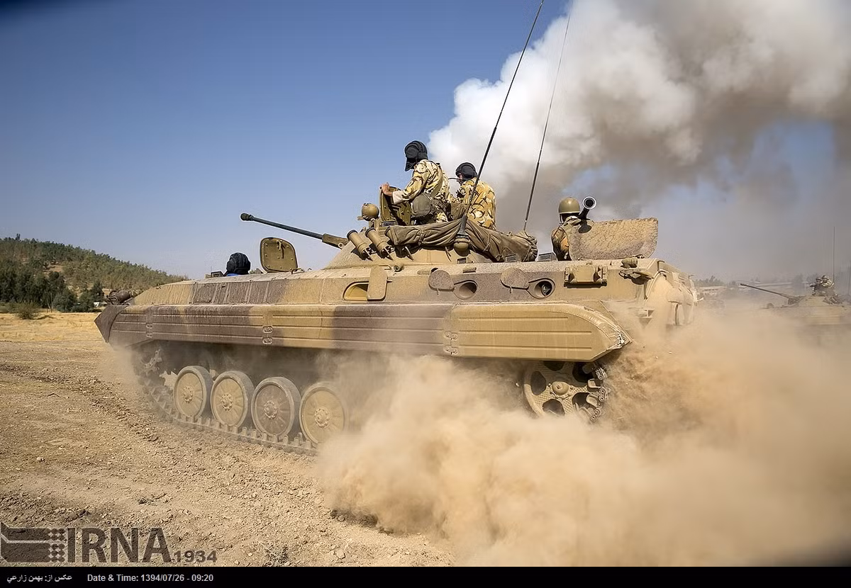 Xe chiến đấu bộ binh BMP-2 (phiên bản chỉ huy) đang hành tiến.