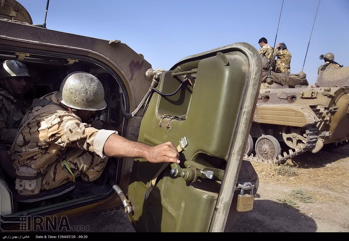 Bộ binh cơ giới Quân đội Iran vào xe bằng cửa hậu và cửa nóc.