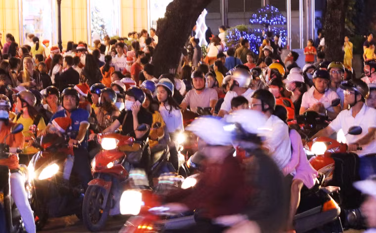 Đến 20h cùng ngày, khu vực trung tâm TP.HCM trên các tuyến đường Lê Duẩn, Đồng Khởi, Nguyễn Huệ, Nam Kỳ Khởi Nghĩa, Phạm Ngọc Thạch... (quận 1) chen kín biển người xe.