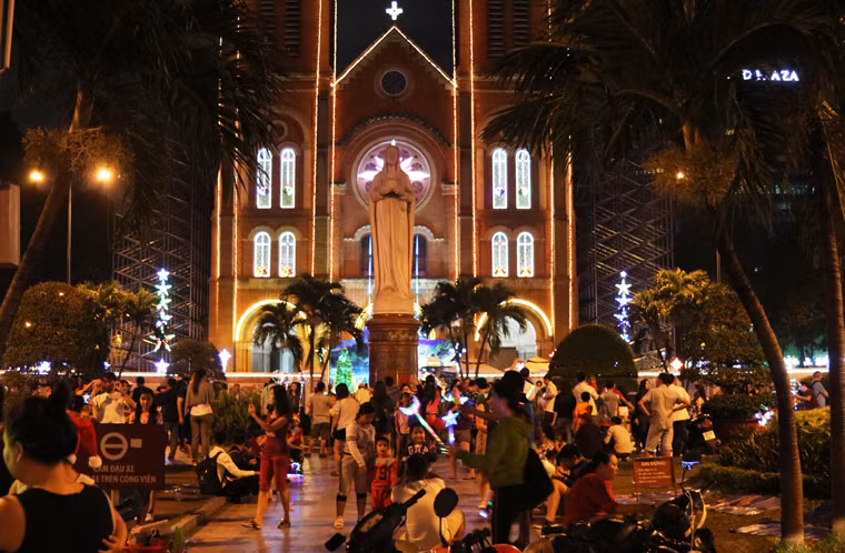 Đến gần 22h cùng ngày, dòng người từ khắp nơi vẫn đổ về các điểm vui chơi ở trung tâm TP như Nhà thờ Đức Bà, phố đi bộ Nguyễn Huệ, phố đi bộ Bùi Viện; các trung tâm Thương mại...để vui chơi.