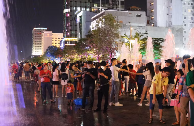 Người dân háo hức dạo chơi ở trung tâm TP.HCM.