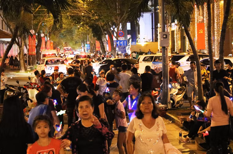 Nhiều tuyến đường ở trung tâm TP.HCM chen kín người dân từ khắp nơi đổ về dù ngày mai (24/12) mới chính thức mừng lễ Giáng sinh.