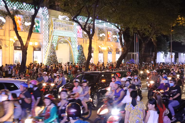 Đúng vào dịp cuối tuần, hàng vạn người dân từ khắp nơi đã đổ về khu trung tâm Sài Gòn và các điểm vui chơi giải trí, trung tâm Thương mại...để vui Giáng sinh sớm.