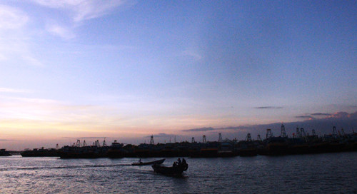 Cơn bão số 16 (bão Tembin) diễn biến hết sức phức tạp.