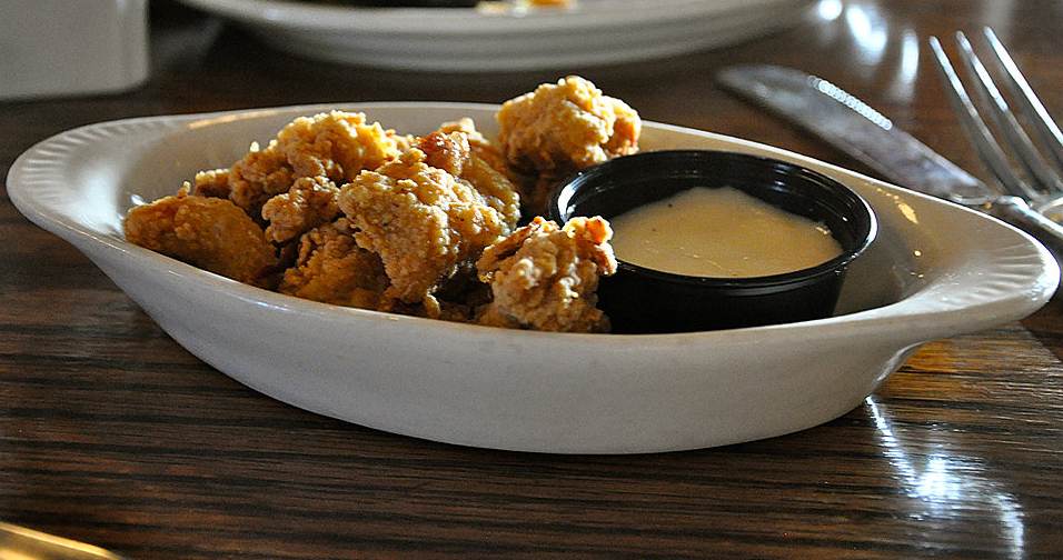 Món ăn với tên gọi Rocky Mountain Oysters của Mỹ không phải là những con hàu chiên giòn mà thực chất là tinh hoàn bò chiên giòn.