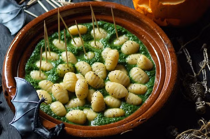 Ấu trùng bướm Witchetty Grub có màu trắng sữa với độ dài khoảng 10cm.