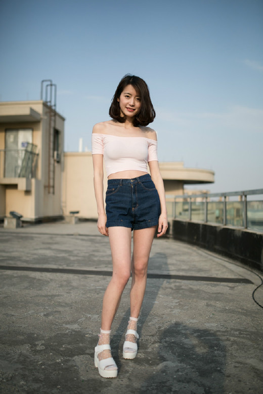 Bên cạnh đó, bạn cũng không nên mặc những trang phục quá chật hay ôm sát, khó thấm hút bởi chúng có thể khiến chất bẩn tích tụ nhiều, tạo cơ hội cho mụn hình thành và phát triển. Ảnh: emdep.