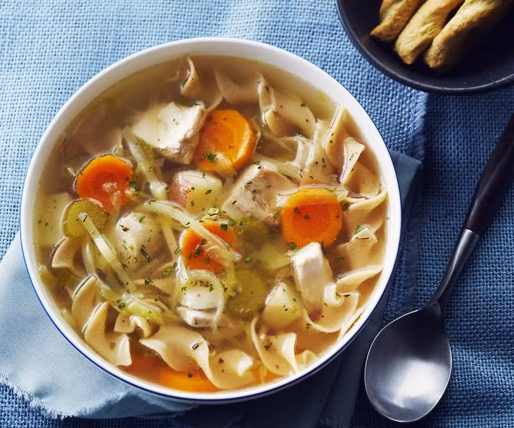 Súp gà rất hiệu quả trong việc ngăn ngừa và chống lại các triệu chứng cảm cúm và cảm lạnh. Ảnh: chicken.