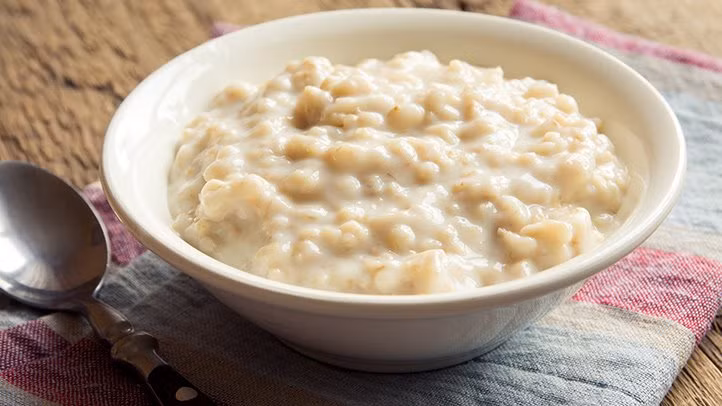 Giống như chuối, bột yến mạch vừa dễ ăn trong khi vẫn cung cấp lượng calo, vitamin và khoáng chất bạn cần khi bị bệnh. Ảnh: agoramedia.