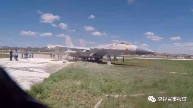 Sau khi máy bay hạ cánh thì động cơ bùng cháy mạnh hơn và phải mất tới 20 phút mới dập tắt hoàn toàn đám cháy. Nguồn ảnh: weibo