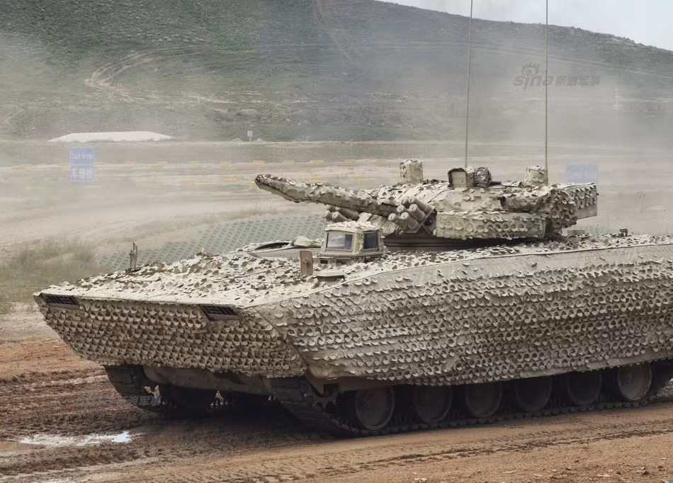 Xe chiến đấu bộ binh VN12 cũng dùng cho mục đích xuất khẩu. Nó được trang bị hỏa lực mạnh gồm pháo tự động 30mm, một đại liên 7,62mm và 2 tên lửa chống tăng Hồng tiễn 73D. Nguồn ảnh: NORINCO Group