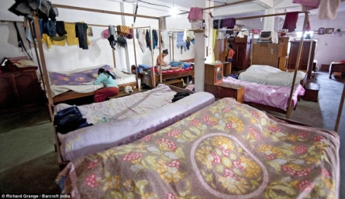 Cuoc song cua nguoi dan ong co 39 vo o chung mot nha-Hinh-4