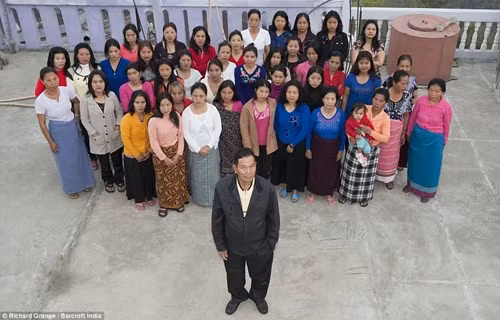 Cuoc song cua nguoi dan ong co 39 vo o chung mot nha-Hinh-2