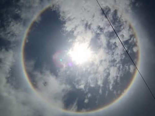 Theo các chuyên gia, hiện tượng quầng mặt trời là hiện tượng quang học tự nhiên, do ánh sáng của mặt trời chiếu qua đám mây tầng cao ở cao độ trên 6.000 m... 