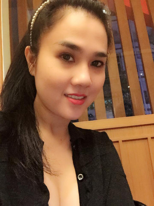 Dù là chị gái, nhưng Bích Điệu vẫn sở hữu khuôn mặt xinh đẹp và tươi trẻ không hề thua kém Ngọc Trinh. Cùng với cách lựa chọn trang phục táo bạo khoe vẻ đẹp căng tràn, chị gái Ngọc Trinh còn có phần gợi cảm hơn cả Ngọc Trinh - vốn đã nổi tiếng quyến rũ ''chết người".