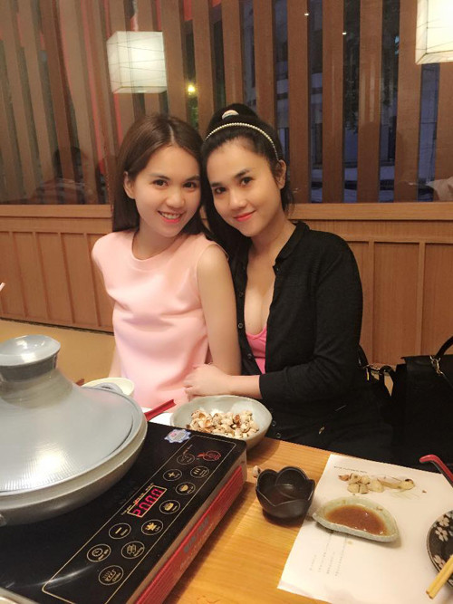 Trong khi Ngọc Trinh lựa chọn chiếc váy hồng đáng yêu và khá kín đáo, khác hẳn phong cách hàng ngày, chị gái Ngọc Trinh lại chọn áo đen khoác ngoài áo dây cổ trễ, cho thấy vòng một căng đầy quyến rũ. Nhiều người cho rằng nhan sắc của cặp chị em này có thể được ví với Thúy Vân và Thúy Kiều.