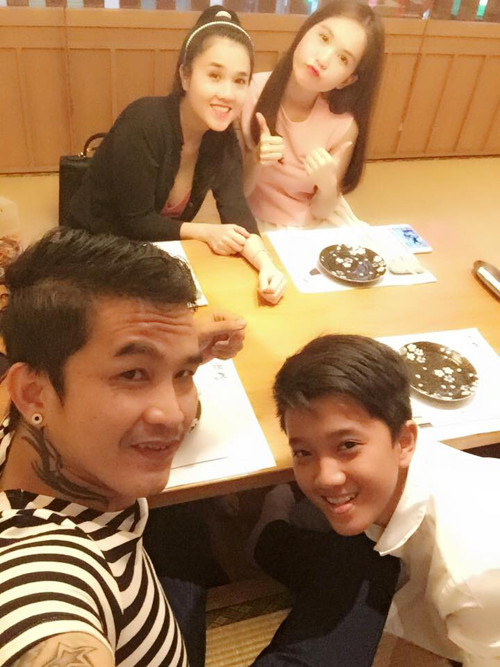 Ngọc Trinh vui vẻ đi ăn cùng gia đình chị gái