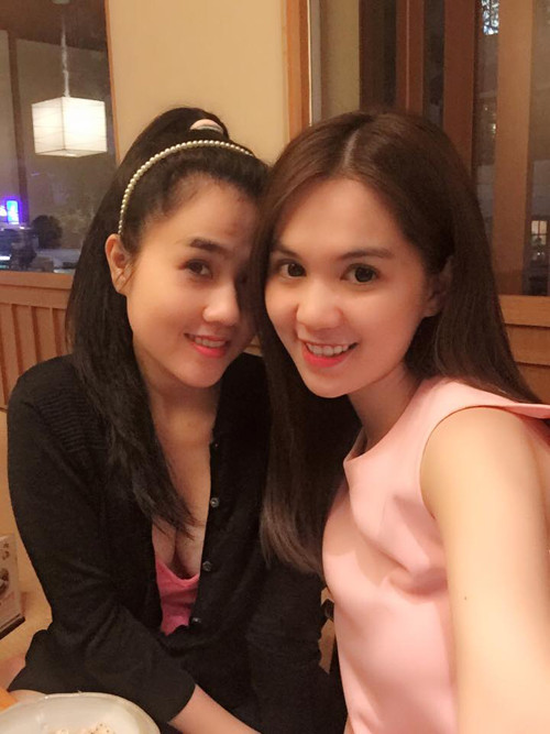 Trên trang cá nhân của mình chị gái của Ngọc Trinh khoe những bức ảnh đi ăn cùng em gái trong ngày cuối tuần. Khuôn mặt đẹp, nước da trắng và thân hình hoàn hảo, chị gái của "nữ hoàng nội y" hoàn toàn không thua kém cô em nổi tiếng.